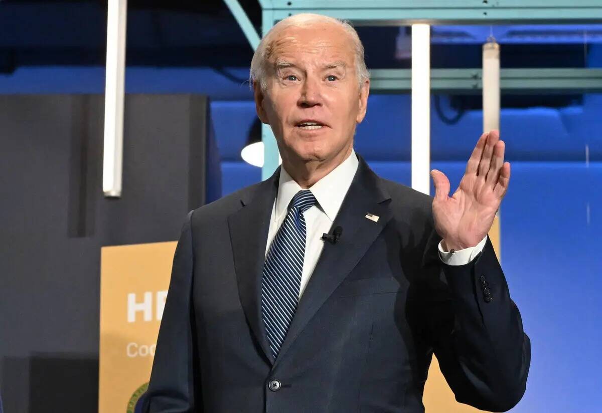 El presidente Joe Biden habla con los reporteros. (Andrew Caballero-Reynolds/AFP/Getty Images/TNS)