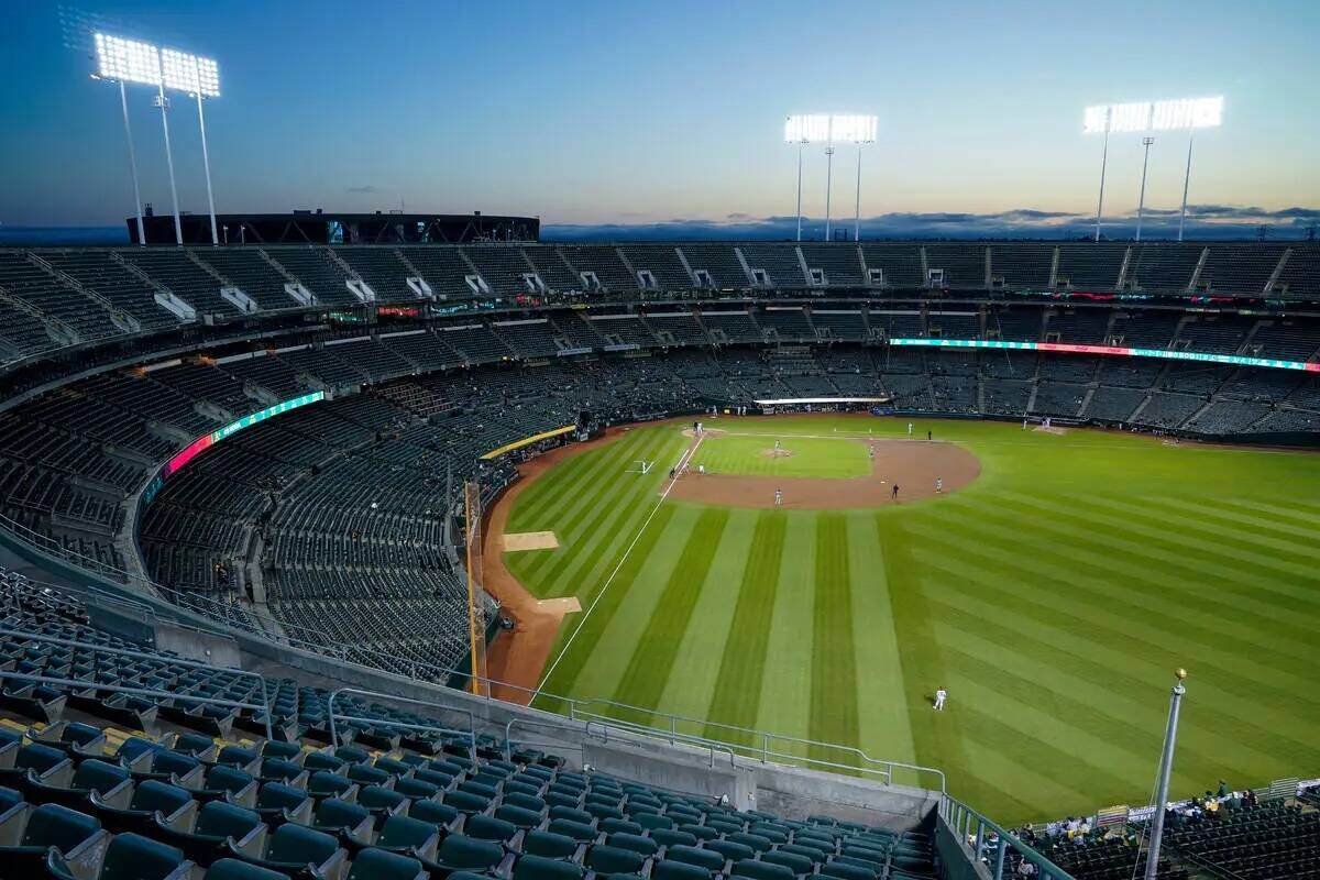 Fanáticos observan un partido de béisbol entre los Oakland Athletics y los Arizona Diamondbac ...