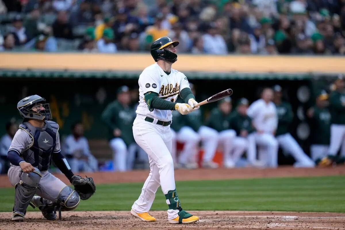 Seth Brown, de los Oakland Athletics, observa su jonrón solitario contra los Yankees de Nueva ...