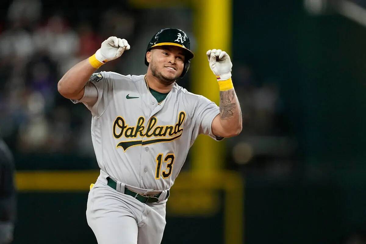 Jordan Díaz, de los Oakland Athletics, mira hacia el dugout y celebra su jonrón solitario con ...