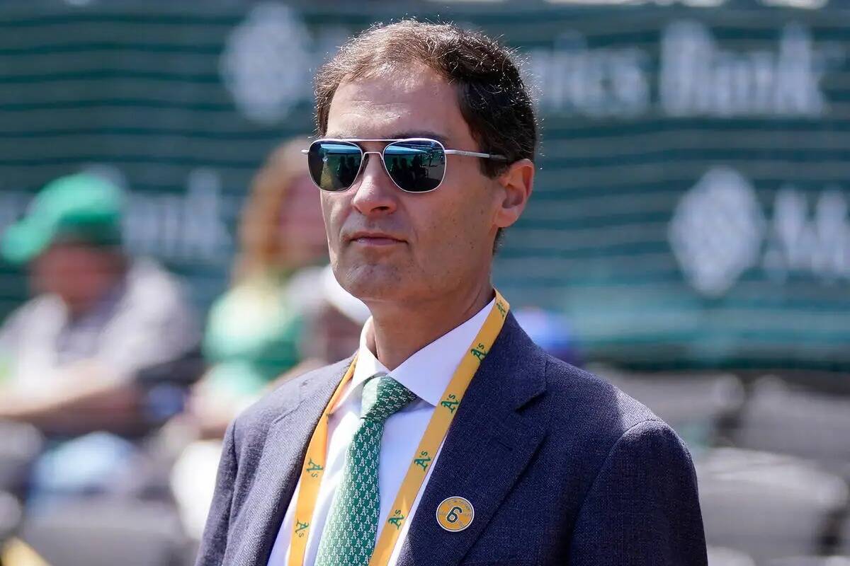 El presidente de los Oakland Athletics, Dave Kaval, antes de un partido de béisbol entre los A ...