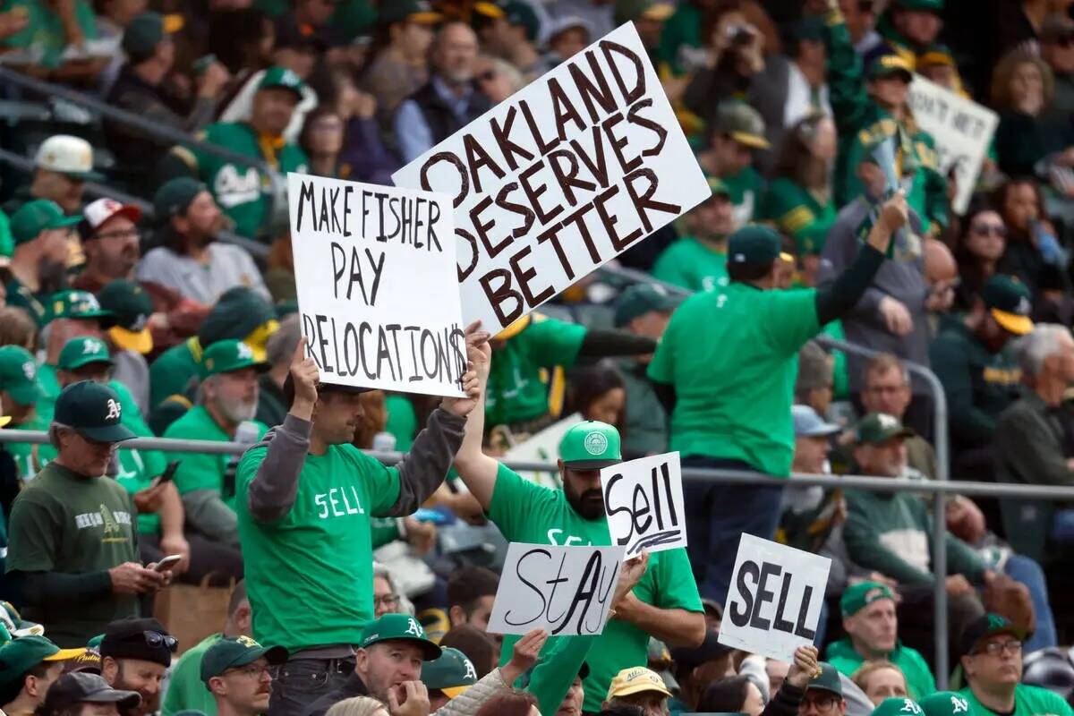 Durante un partido de béisbol entre los Athletics y los Tampa Bay Rays en Oakland, California, ...