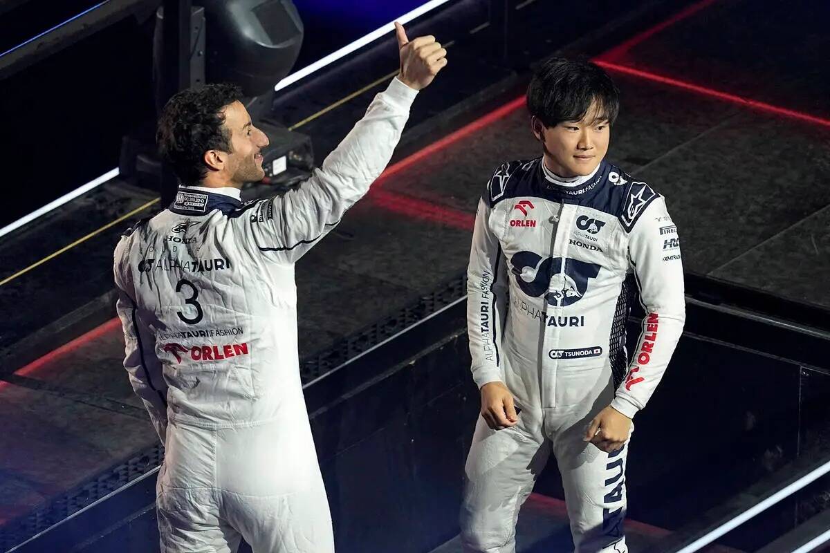 cccDaniel Ricciardo, piloto australiano de AlphaTauri, a la izquierda, y Yuki Tsunoda, piloto j ...
