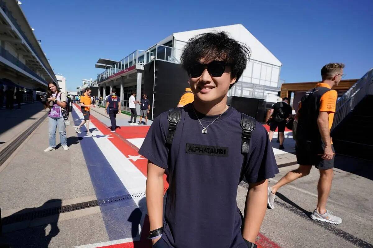El piloto japonés de AlphaTauri Yuki Tsunoda llega a la carrera de Fórmula Uno del Grand Prix ...