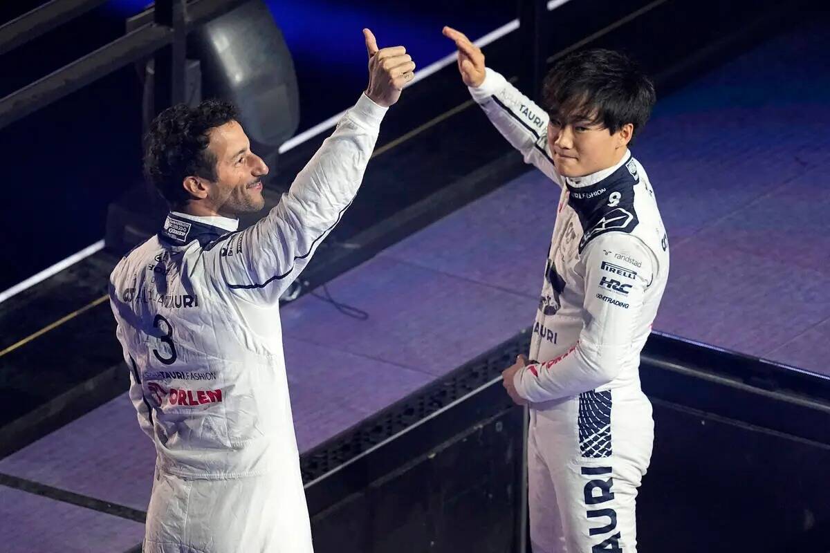 El piloto australiano Daniel Ricciardo, a la izquierda, y el piloto japonés Yuki Tsunoda, dura ...