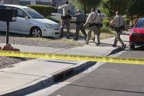 La policía apunta con un arma a una persona en la cuadra 1400 de West Lake Mead Boulevard. (K. ...