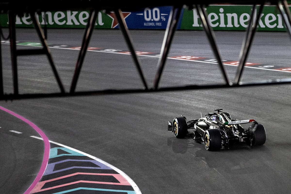 Alfa Romeo recorre el circuito durante la primera práctica de la carrera automovilística del ...