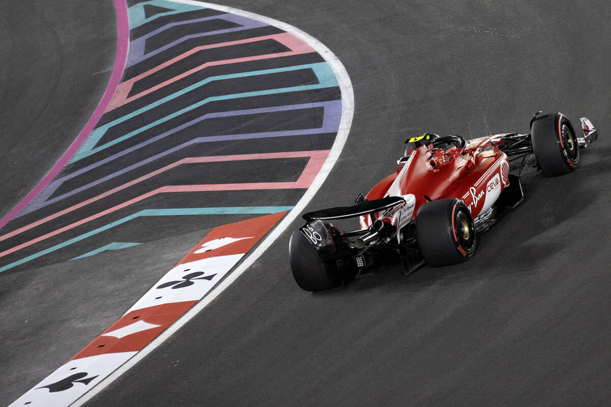 El piloto de Ferrari Carlos Sainz Jr. recorre la pista durante la primera práctica de la carre ...