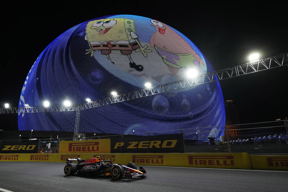 El piloto mexicano de Red Bull Sergio Pérez conduce durante la primera sesión de práctica pa ...