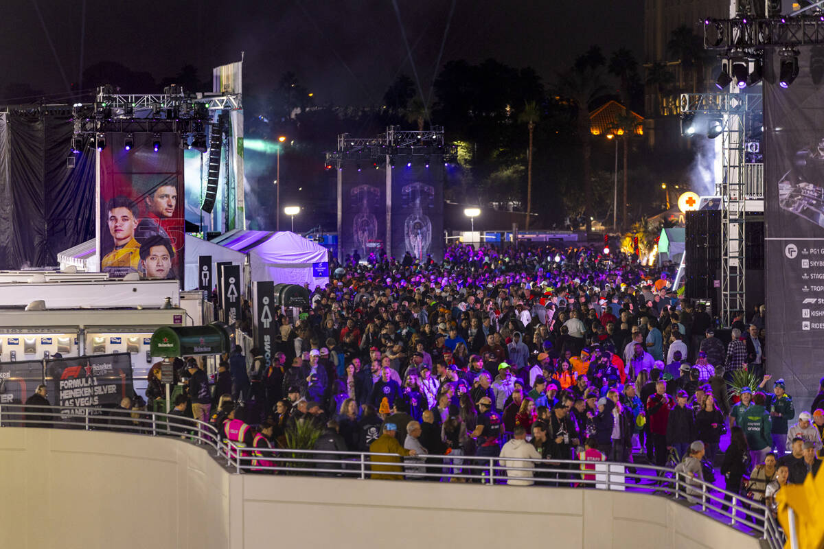 Los fanáticos abandonan las tribunas frente al edificio de boxes después de que se canceló l ...