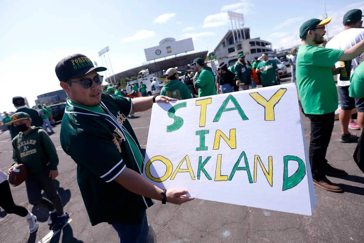 Reuben Ortiz de Modesto, California, sostiene un cartel fuera del Oakland Coliseum para protest ...