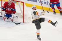 Mark Stone (61) de los Vegas Golden Knights' celebra su gol en Montreal Canadiens portero Cayde ...