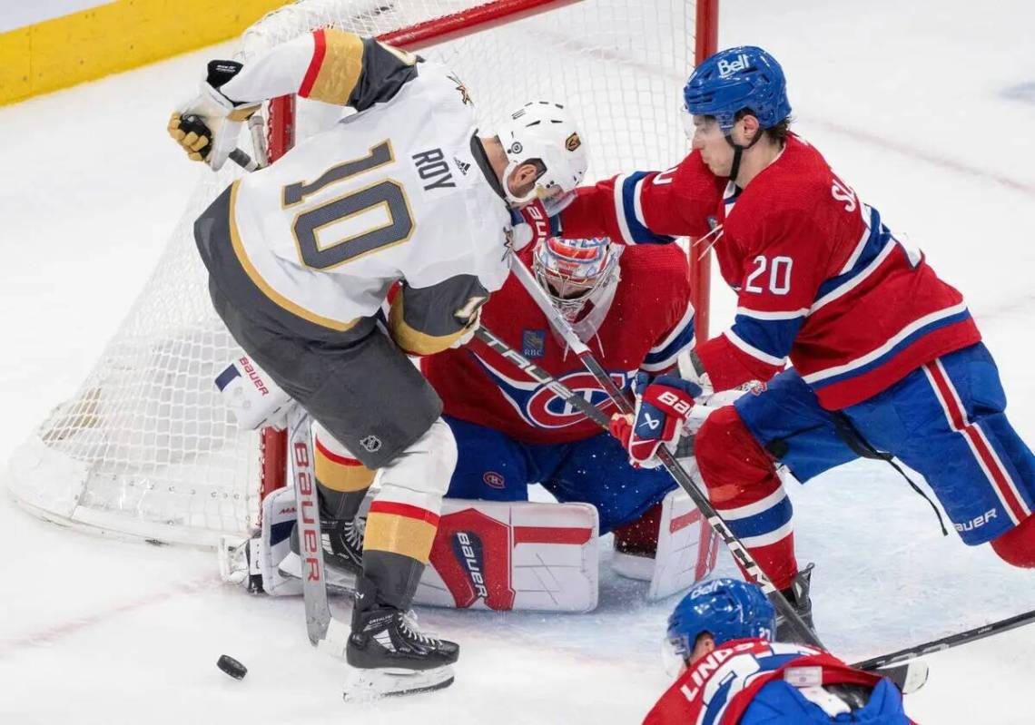 Nicolas Roy (10) de los Vegas Golden Knights y Juraj Slafkovsky (20) de los Montreal Canadiens ...