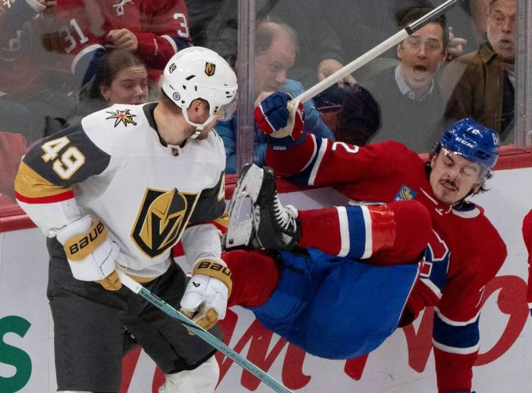 Arber Xhekaj (72), de los Montreal Canadiens, es frenado por Ivan Barbashev (49), de los Vegas ...