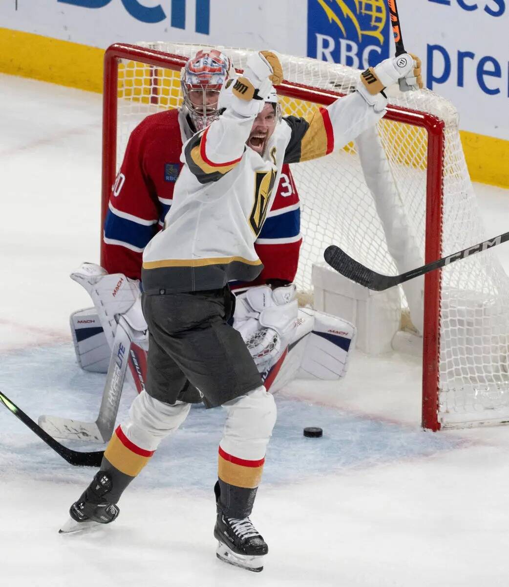 Mark Stone (61) de Vegas Golden Knights celebra un gol sobre el portero de Montreal Canadiens C ...