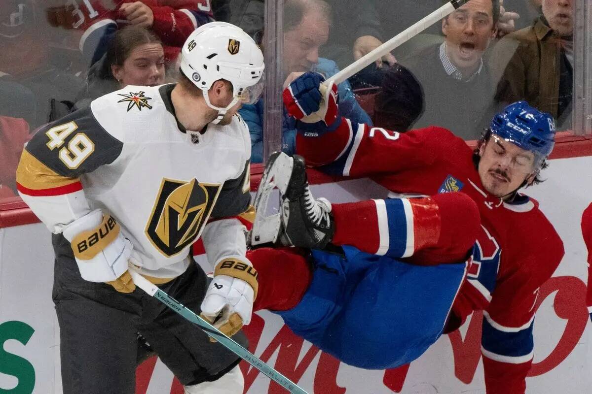 Arber Xhekaj (72) de los Montreal Canadiens es controlado por Ivan Barbashev (49) de los Vegas ...