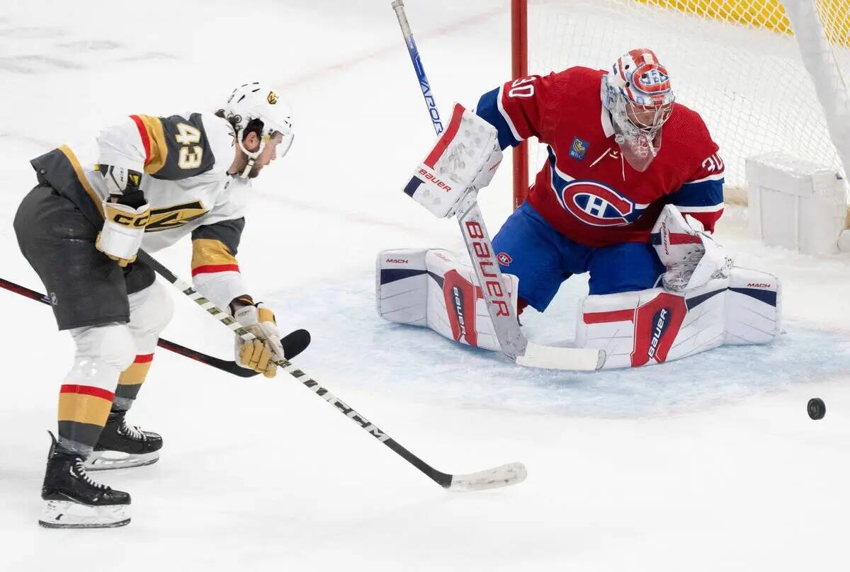 El portero de los Montreal Canadiens Cayden Primeau (30) realiza una atajada ante Paul Cotter ( ...