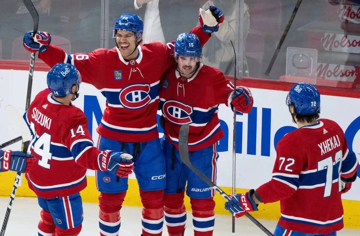 Johnathan Kovacevic (26) de los Montreal Canadiens celebra su gol contra los Vegas Golden Knigh ...