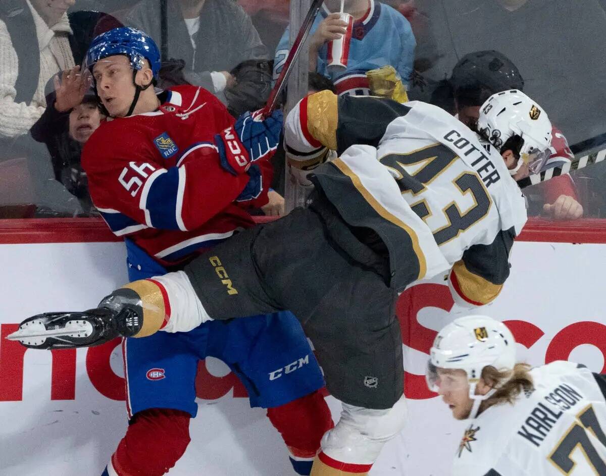 Jesse Ylonen (56) de los Montreal Canadiens es frenado por Paul Cotter (43) de los Vegas Golden ...