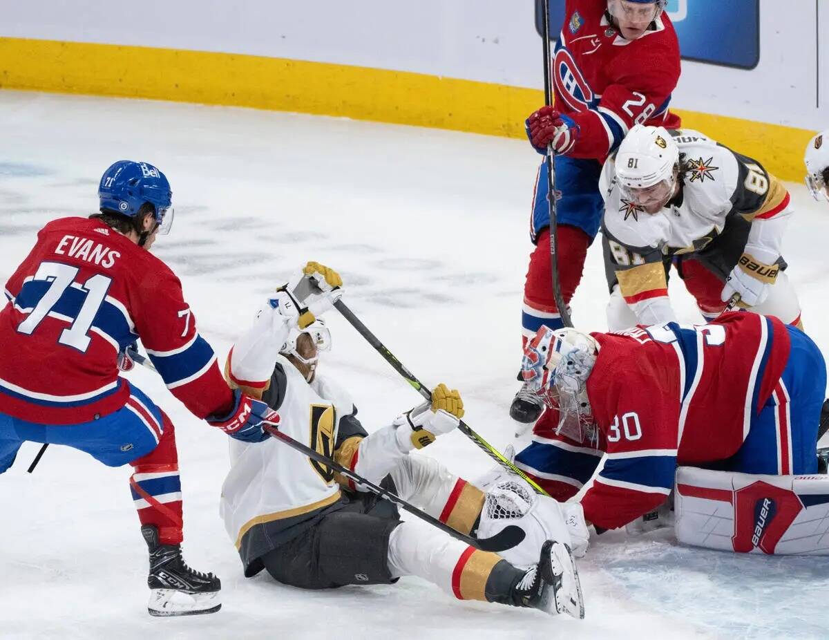 El portero de los Montreal Canadiens Cayden Primeau (30) cubre el puck mientras William Karlsso ...