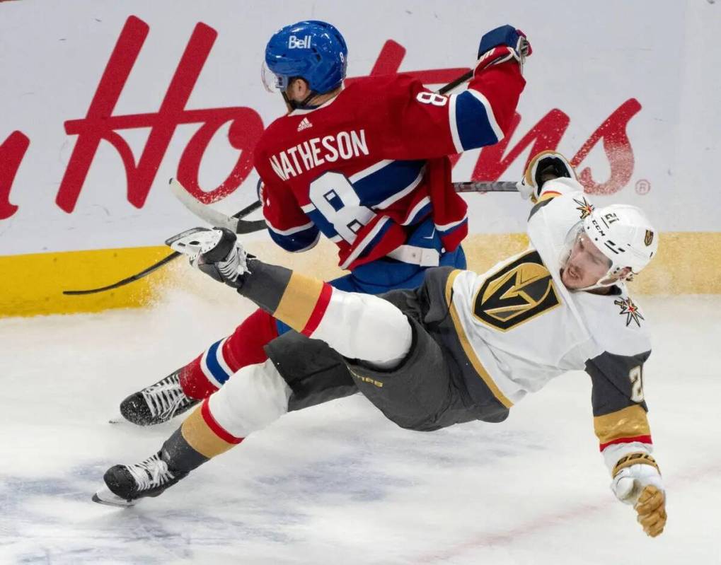 Brett Howden (21) de Vegas Golden Knights es derribado por Mike Matheson (8) de Montreal Canadi ...