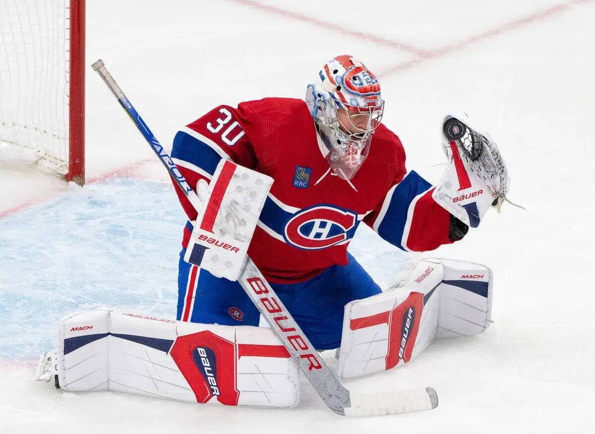 El portero de los Montreal Canadiens Cayden Primeau (30) hace una atajada contra los Vegas Gold ...