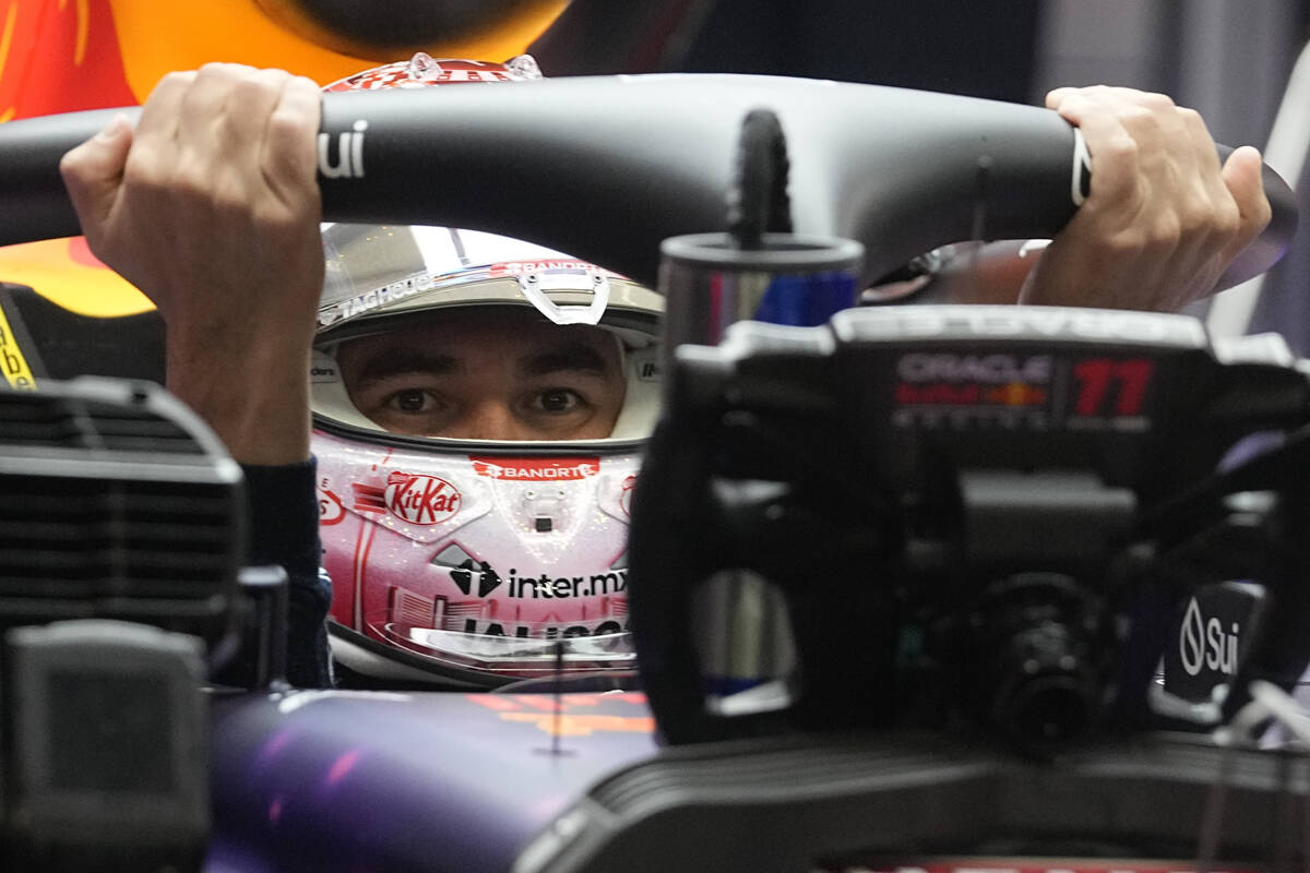 El piloto de Red Bull Sergio Pérez, de México, se sube a su auto durante la última sesión d ...