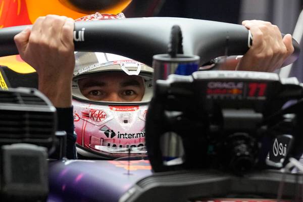 El piloto de Red Bull Sergio Pérez, de México, se sube a su auto durante la última sesión d ...