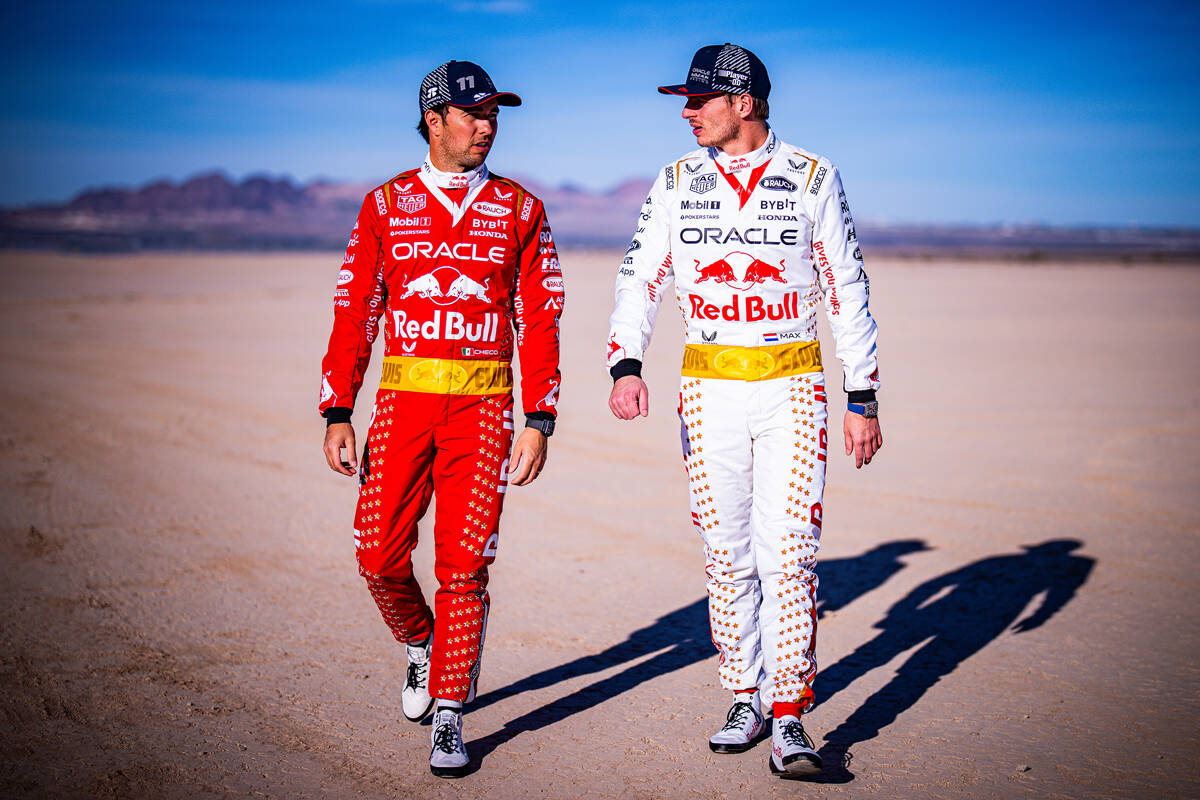 Los pilotos de Oracle Red Bull Racing, Sergio Pérez y Max Verstappen, con trajes de carrera "V ...