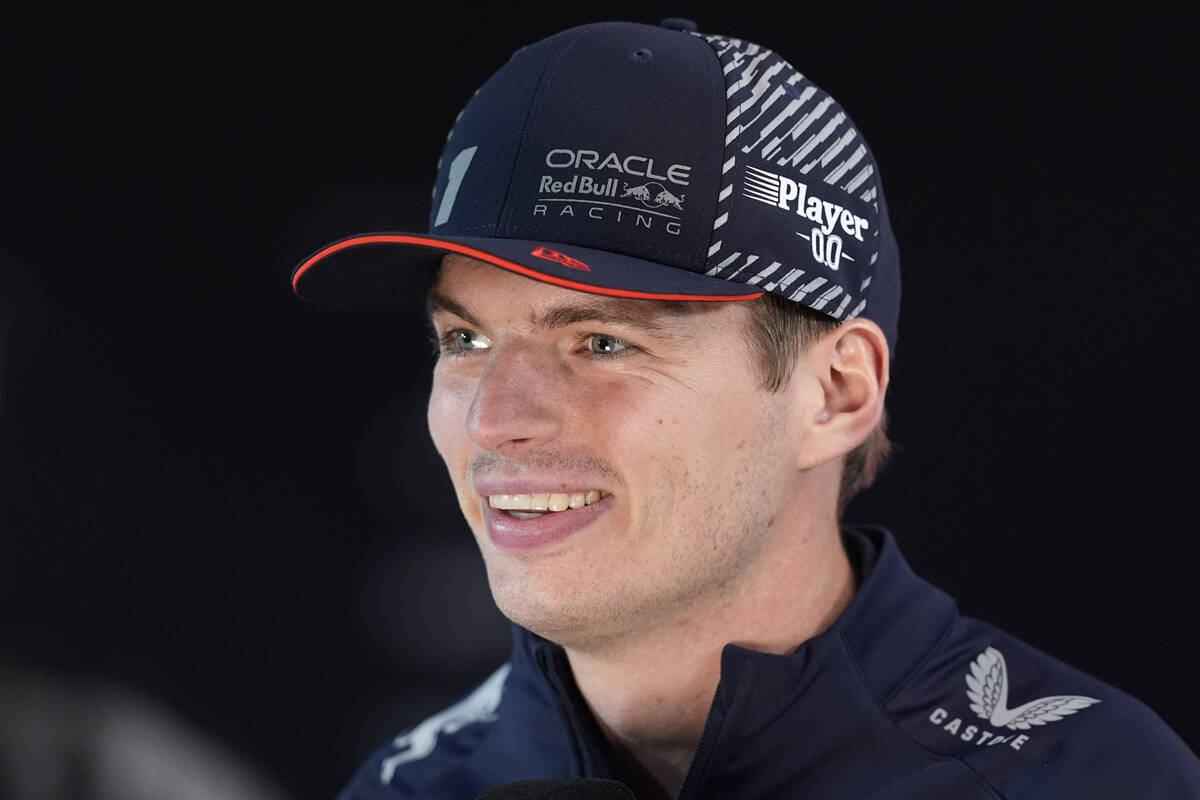 El piloto de Red Bull Max Verstappen, de Países Bajos, habla con los medios antes de la carrer ...