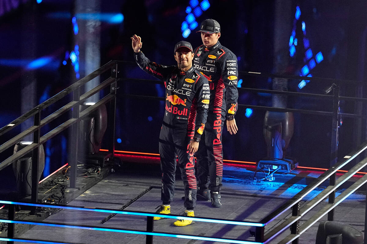 El piloto de Red Bull Sergio Pérez, de México, a la izquierda, y el piloto de Red Bull Max Ve ...