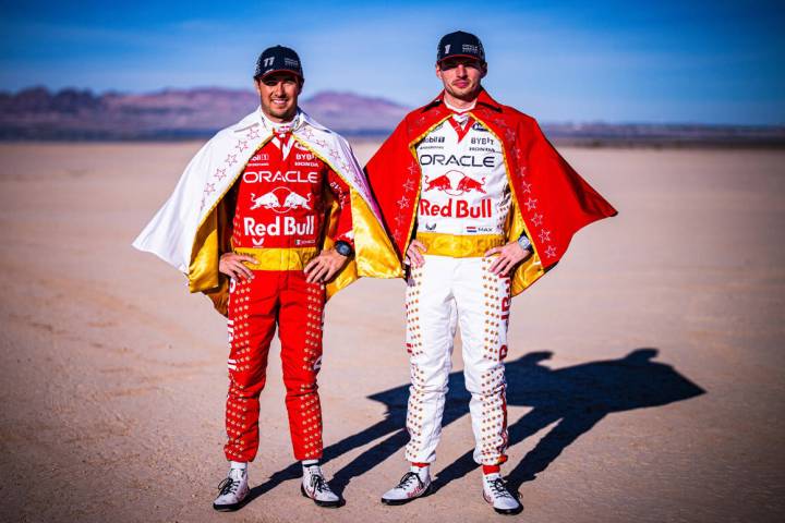 Los pilotos de Oracle Red Bull Racing, Sergio Pérez y Max Verstappen, con trajes de carrera "V ...