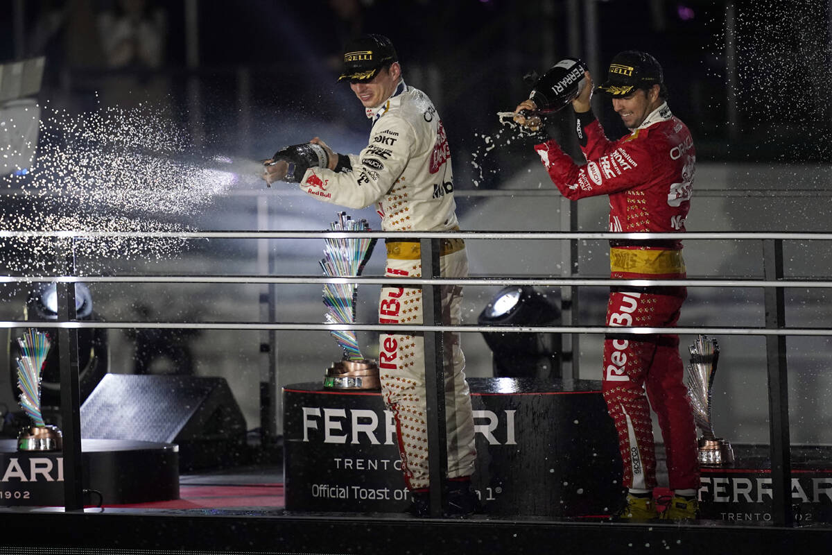 Los pilotos de Red Bull Sergio Pérez, de México, y Max Verstappen, de los Países Bajos, cele ...