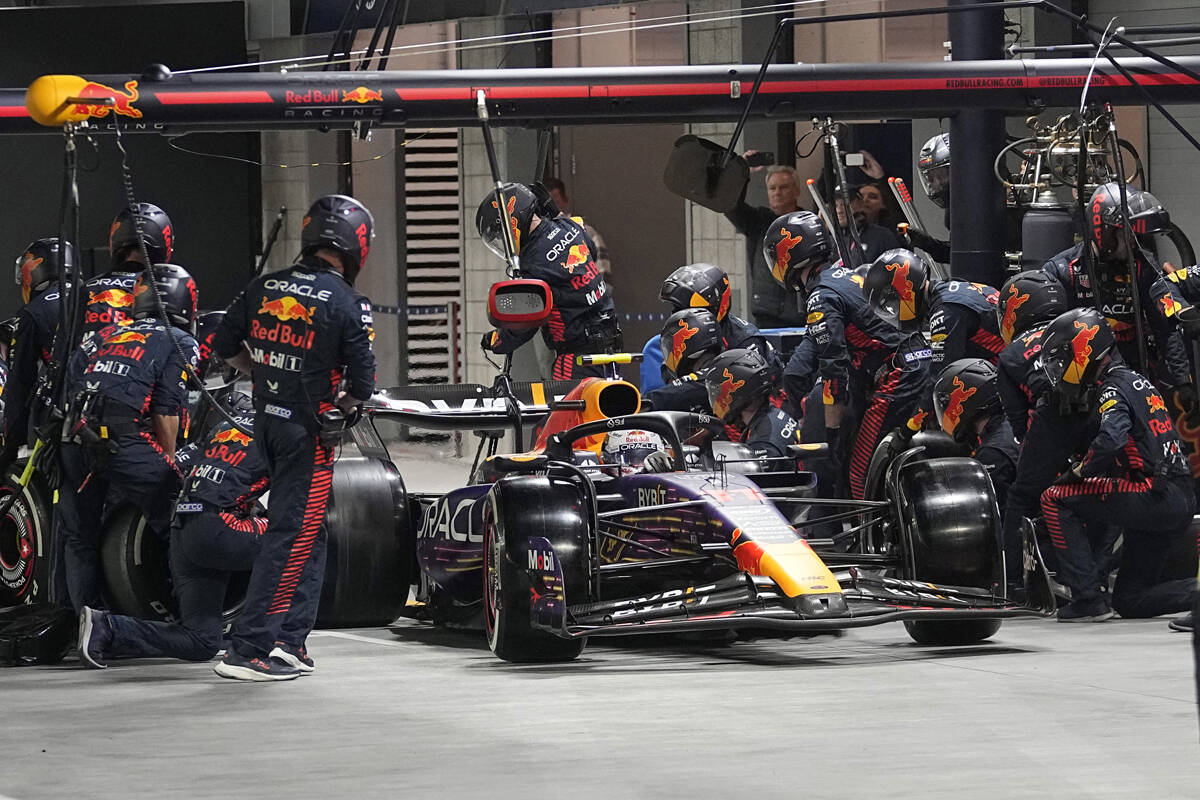 El piloto de Red Bull Sergio Pérez, de México, hace una parada en boxes durante la carrera de ...
