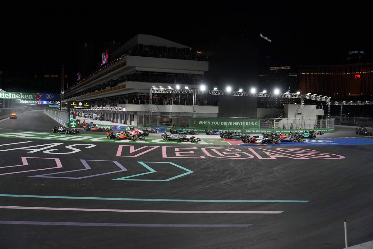Pilotos giran en la primera curva de la primera vuelta del Gran Premio de Las Vegas de la F1, e ...
