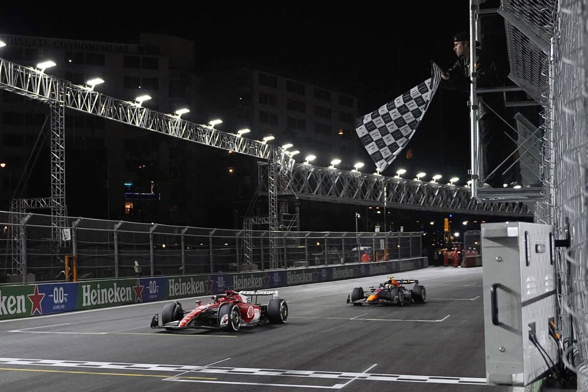 El piloto de Ferrari Charles Leclerc, de Mónaco, izquierda, termina por delante del piloto de ...
