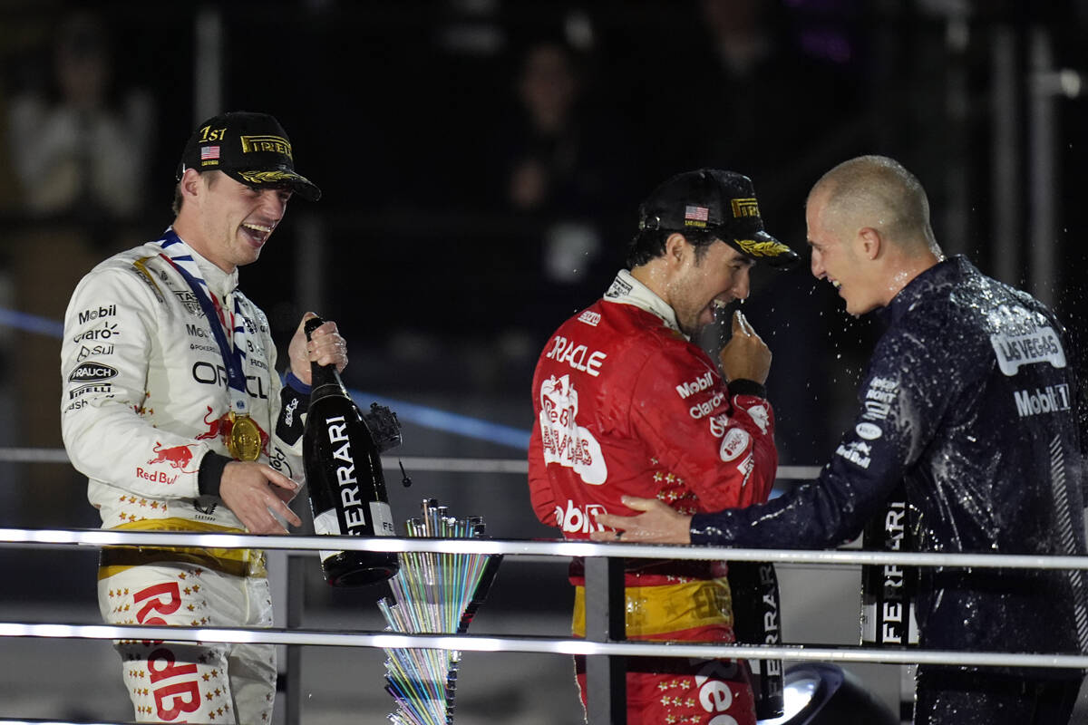 Los pilotos de Red Bull Sergio Pérez, de México, y Max Verstappen, de los Países Bajos, cele ...