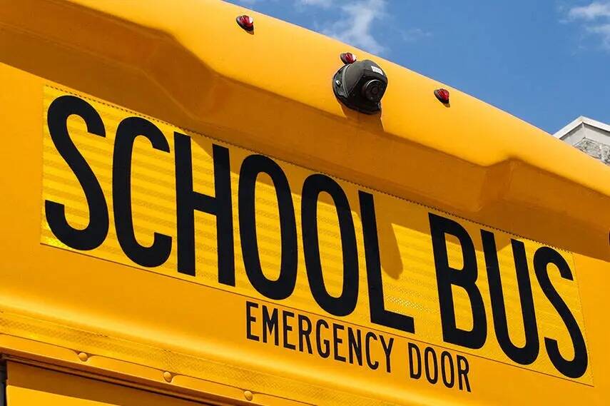 Dos autobuses escolares del CCSD estuvieron involucrados en colisiones en North Las Vegas el lu ...