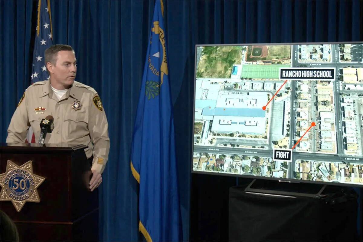 El teniente de Homicidios Jason Johansson observa un mapa aéreo de la escena del homicidio cer ...