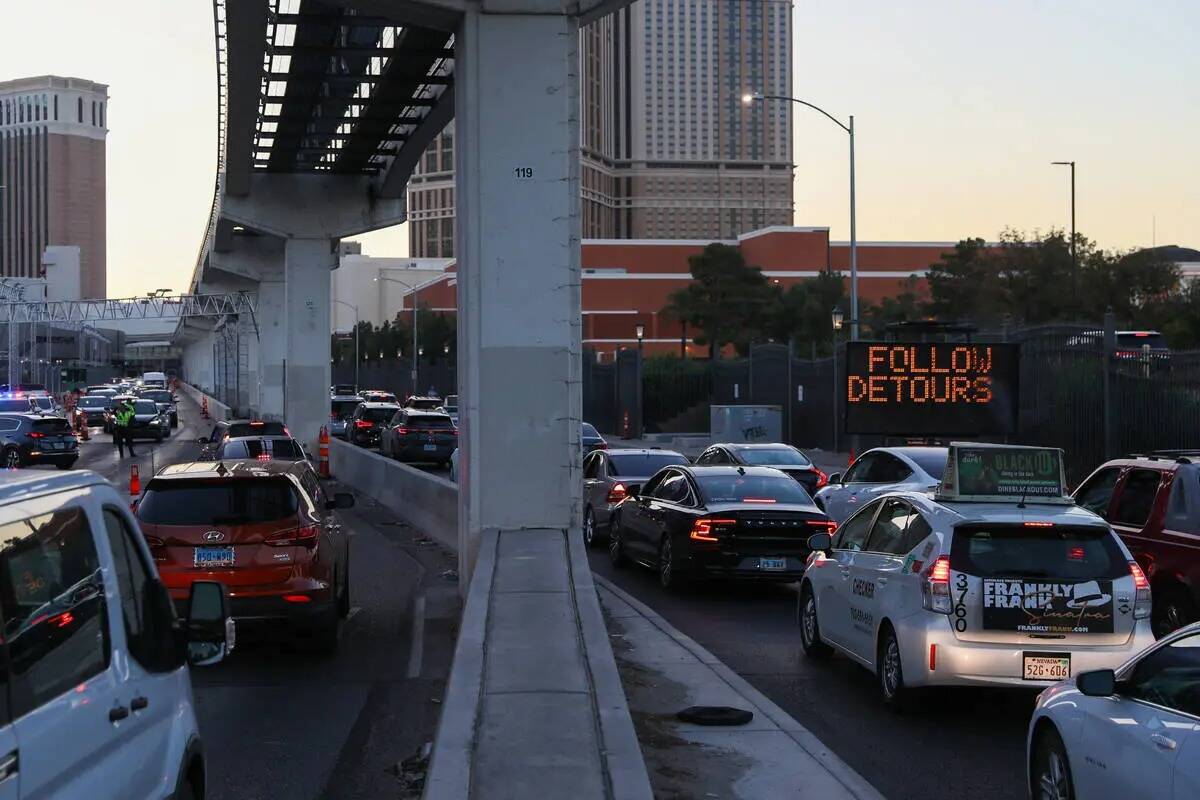 El tráfico está congestionado tanto en dirección este como oeste en Sands Avenue, cerca de l ...