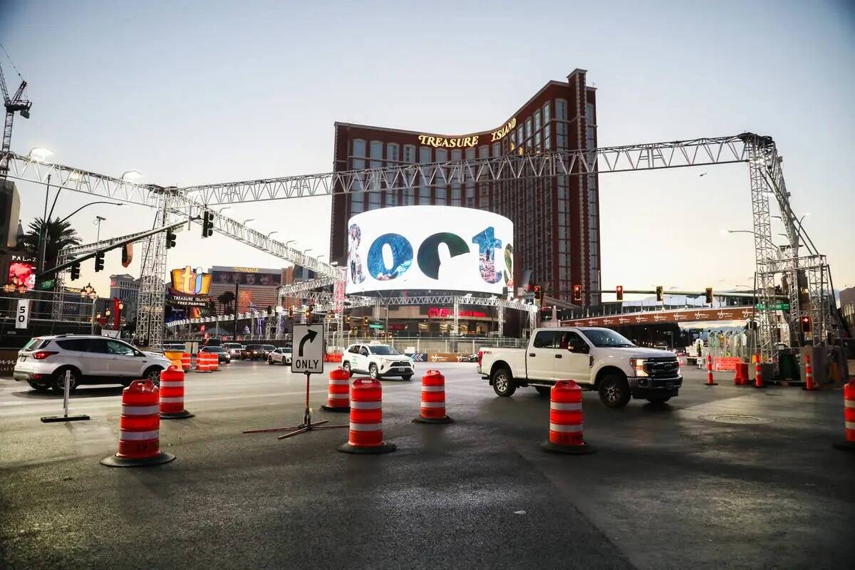 El circuito de Fórmula Uno a lo largo de Las Vegas Boulevard se prepara para cerrar el acceso ...