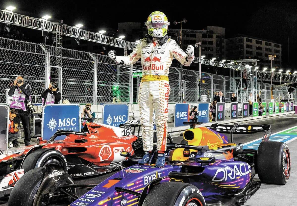 El piloto de Red Bull Racing Max Verstappen celebra su victoria encima de su auto Red Bull Raci ...