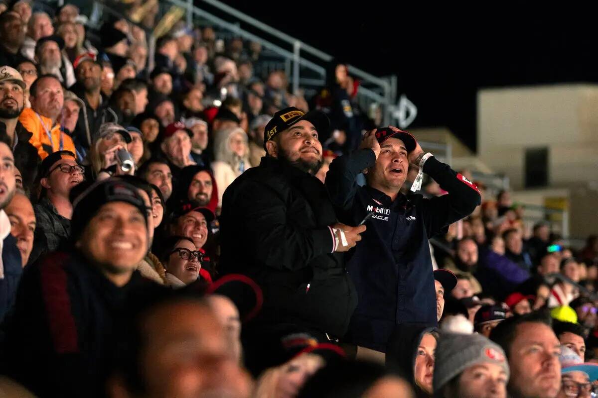 Fanáticos reaccionan durante las últimas vueltas de la carrera de autos del Grand Prix de Fó ...