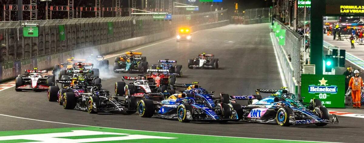Los autos se agrupan en la curva uno al comienzo de la carrera del Grand Prix de Fórmula Uno d ...