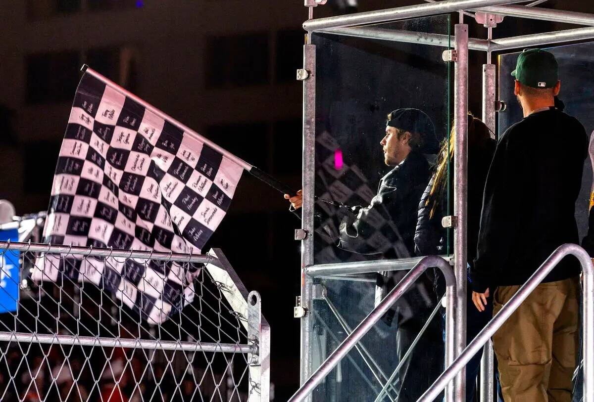 Justin Bieber agita la bandera a cuadros al final de la carrera durante el Grand Prix de Fórmu ...