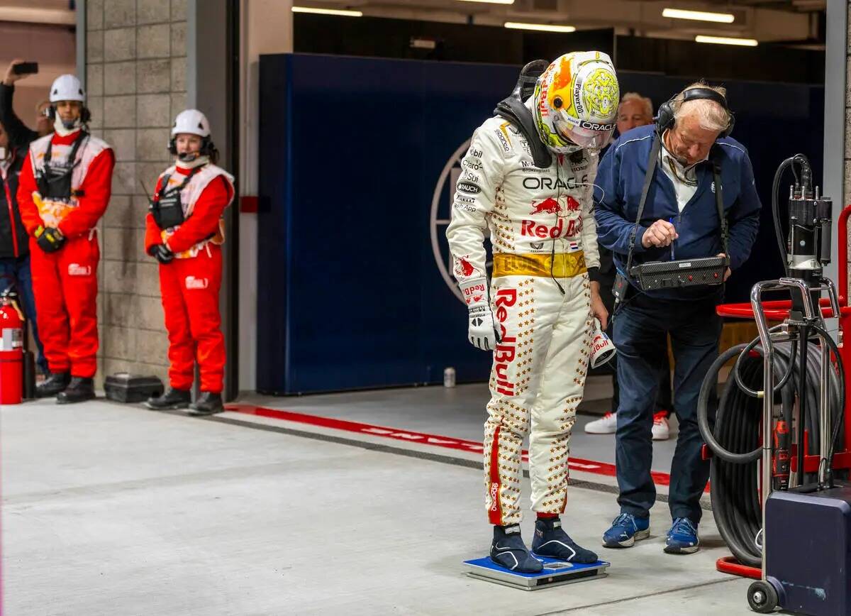 El piloto de Red Bull Racing Max Verstappen se pesa tras la carrera del Grand Prix de Fórmula ...