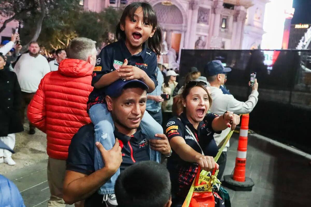 Fans emocionados observan la carrera final del Grand Prix de Las Vegas de Fórmula Uno el domin ...