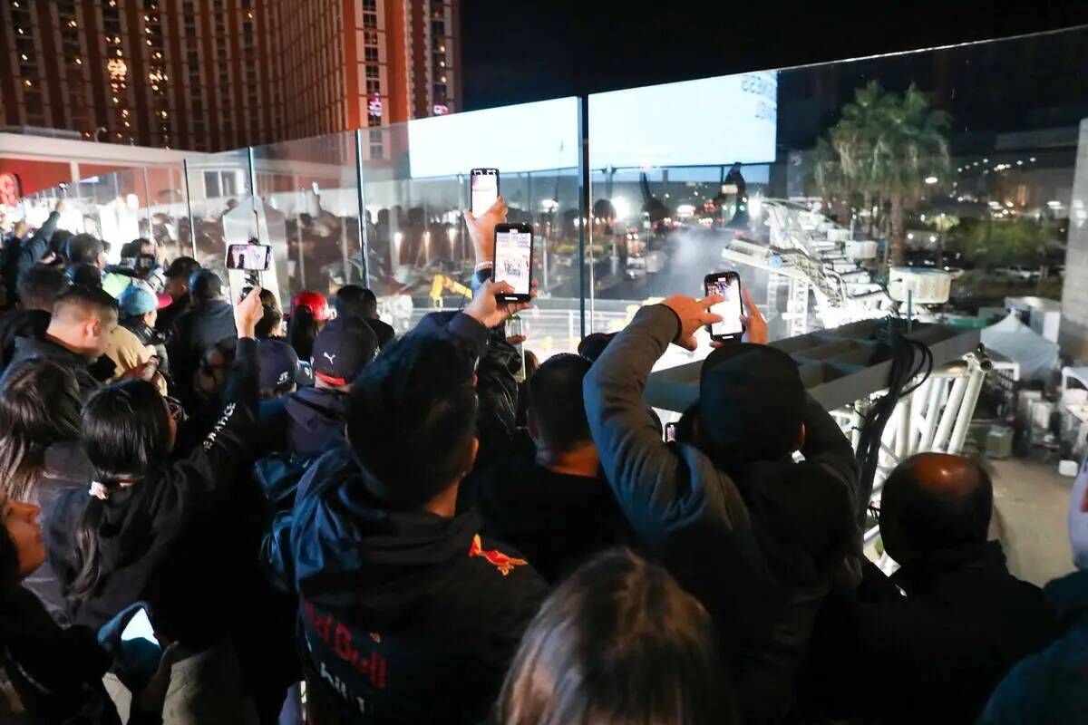 Los fans se amontonan y toman una foto del piloto de McLaren Land Norris después de que se est ...