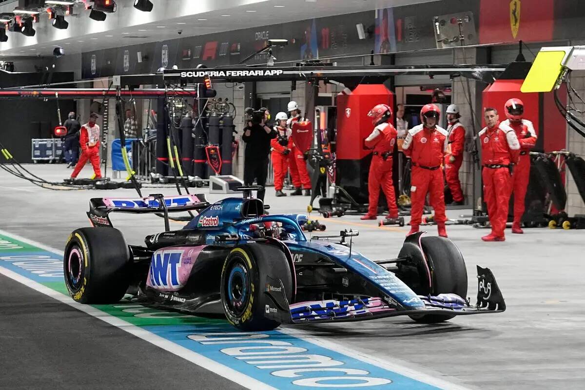 El piloto alpino Esteban Ocon, de Francia, entra a boxes durante la carrera automovilística de ...