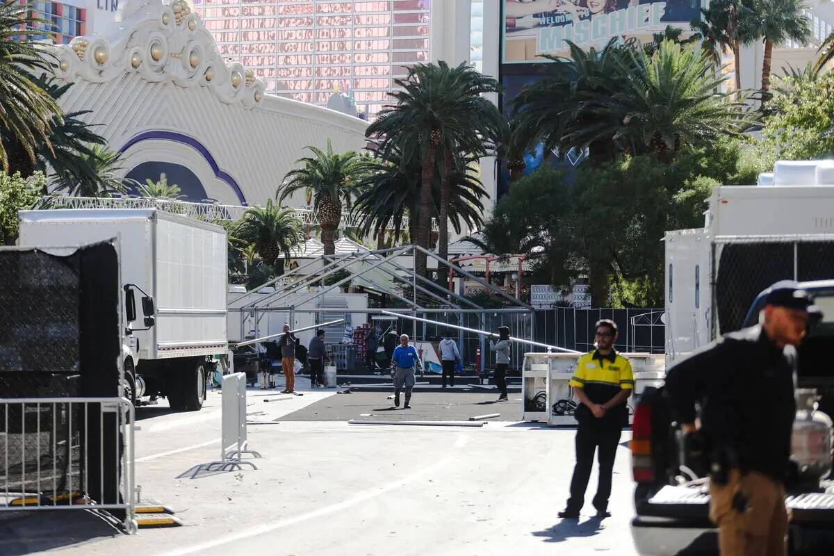 Trabajadores desmontan una zona emergente destinada a entretener a los invitados de la carrera ...